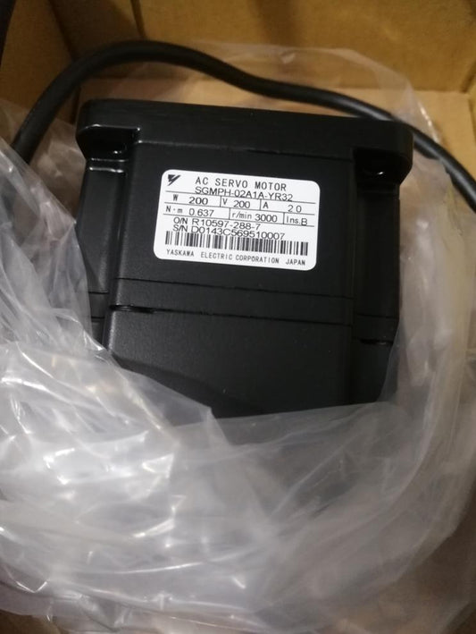 1PC NEW ORIGINAL YASKAWA  SERVO MOTOR SGMPH-02A1A-YR32 FREE EXPEDITED SHIPPING