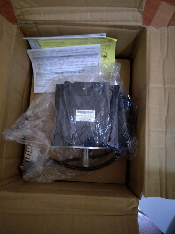 NEW YASKAWA SERVO MOTOR SGMPS-04ACA61-E SGMPS04ACA61E FREE EXPEDITED SHIPPING